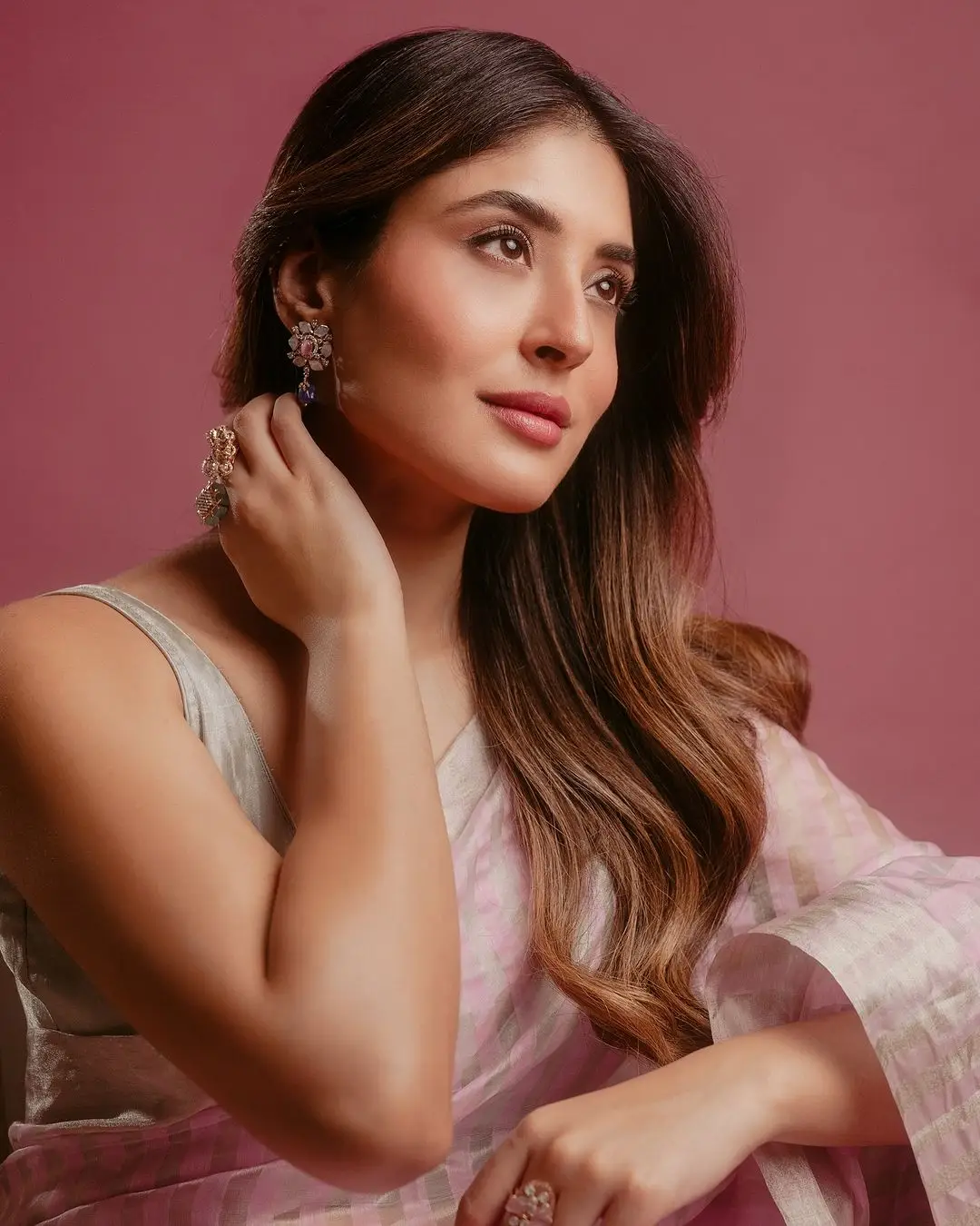 KRITIKA KAMRA WEARING BEAUTIFUL EARRINGS PINK SAREE WHITE BLOUSE